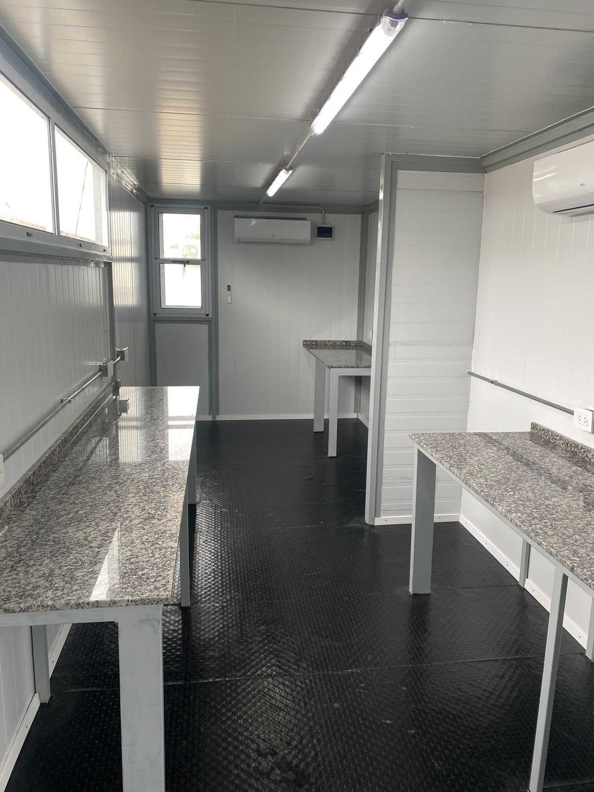 Interior del laboratorio con mesadas de trabajo, piso lavable y climatización